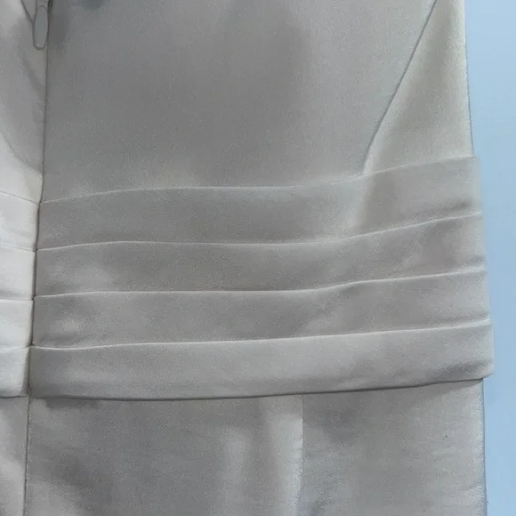 delicate dress that has been worn twice for events. The quality is incredible - Picture 5 of 5